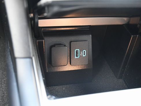 Used 2023 Ford Explorer XLT w/ Class IV Trailer Tow Package image 32