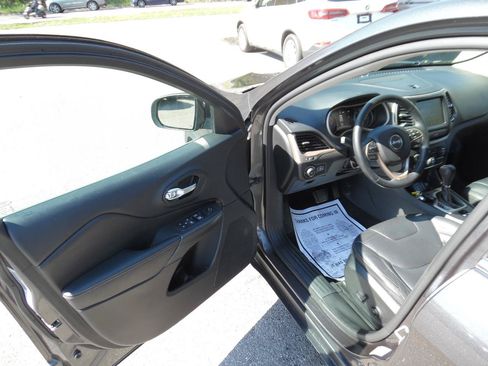 Used 2017 Jeep Cherokee Limited FWD image 10