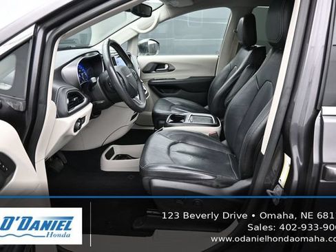 Used 2022 Chrysler Pacifica Touring-L FWD image 25