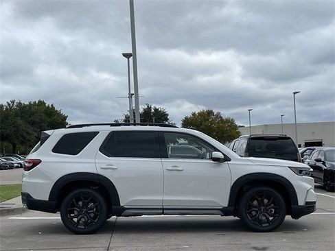 Used 2025 Honda Pilot Touring image 3