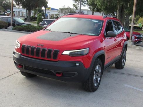 Used 2019 Jeep Cherokee Trailhawk w/ Cold Weather Group image 8