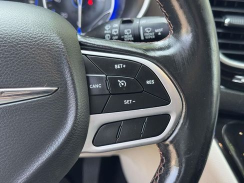 Used 2019 Chrysler Pacifica Touring-L FWD image 12