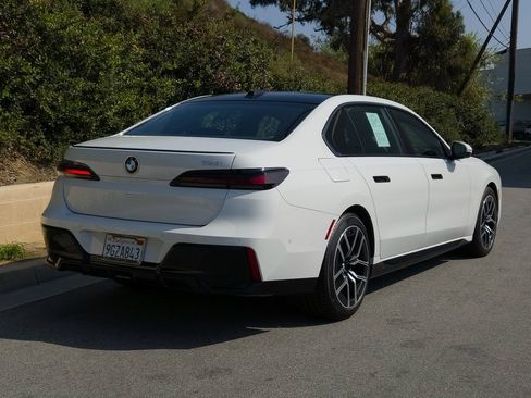 Used 2023 BMW 740i image 5