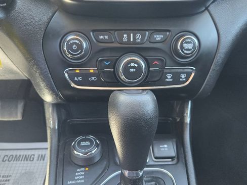 Used 2021 Jeep Cherokee Latitude AWD/4WD image 15