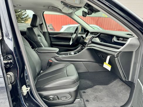 New 2023 Jeep Grand Cherokee Limited w/ Luxury Tech Group II image 22