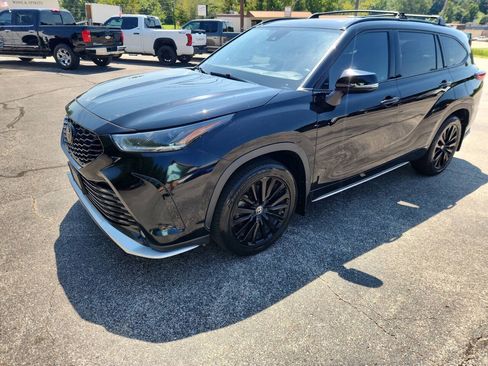 Used 2023 Toyota Highlander XSE FWD image 4