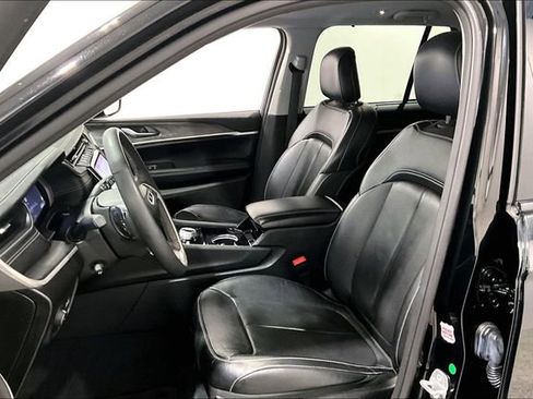 Used 2023 Jeep Grand Cherokee Limited w/ Luxury Tech Group II image 22