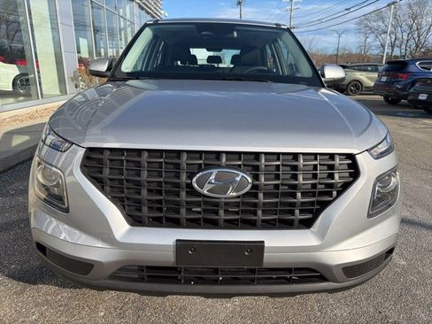 Certified 2025 Hyundai Venue SE image 2