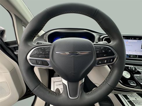 Used 2023 Chrysler Pacifica Touring-L image 9