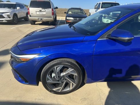 Used 2025 Hyundai Elantra SEL image 2