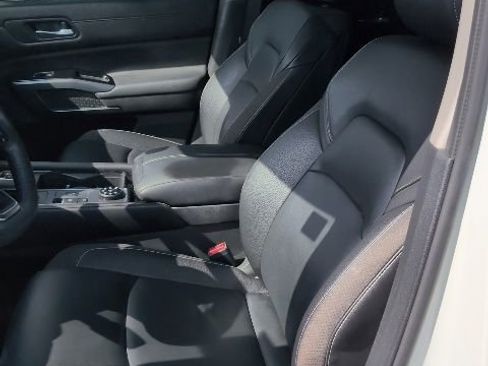 Used 2024 Nissan Pathfinder SL w/ SL Premium Package AWD/4WD image 9