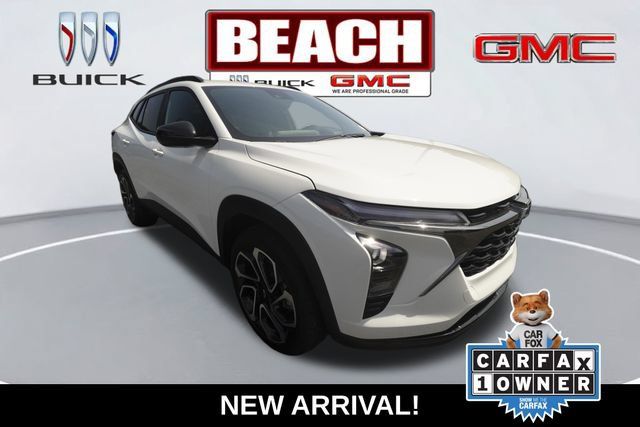 Used 2025 Chevrolet Trax RS FWD image 1