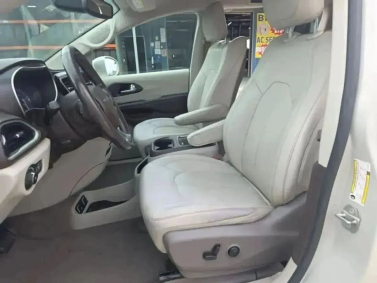 Used 2020 Chrysler Pacifica Touring-L Plus w/ Tire & Wheel Group FWD image 48