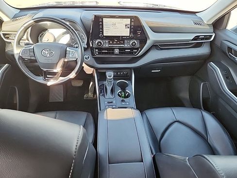 Used 2021 Toyota Highlander XLE AWD/4WD image 36