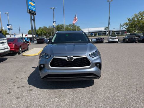 Used 2023 Toyota Highlander XLE image 2