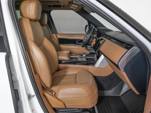 Used 2025 Land Rover Range Rover SE image 9
