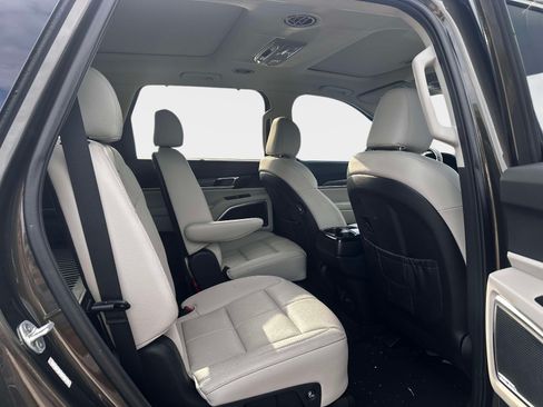 Used 2020 Kia Telluride SX w/ Towing Package FWD image 9
