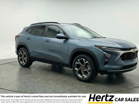 Used 2025 Chevrolet Trax LT image 1