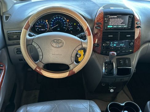 Used 2010 Toyota Sienna XLE image 13