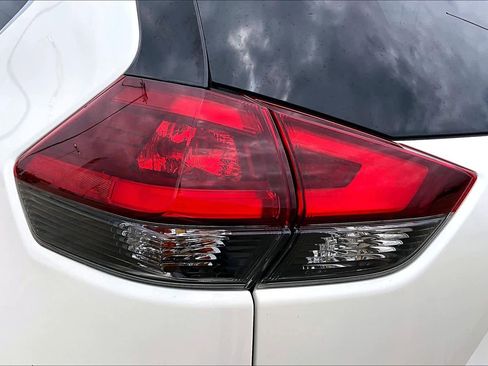 Used 2018 Nissan Rogue SL w/ Premium Package FWD image 29