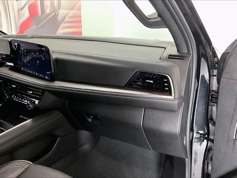 Used 2025 Chevrolet Tahoe Premier AWD/4WD image 19