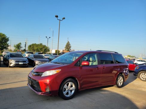 Used 2018 Toyota Sienna LE w/ Carpet Mat Package FWD image 3
