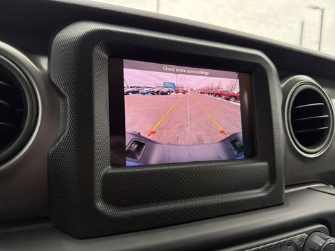 Used 2023 Jeep Gladiator Willys image 19