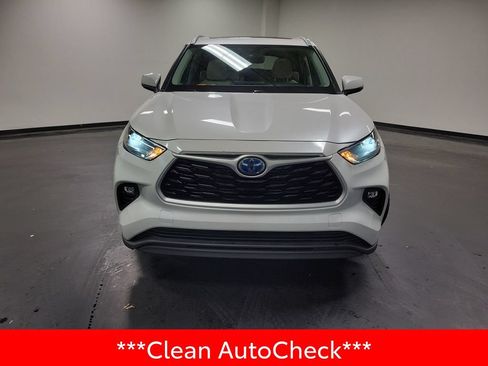 Used 2024 Toyota Highlander XLE AWD/4WD image 3