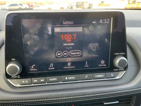 Used 2024 Nissan Rogue SV image 33