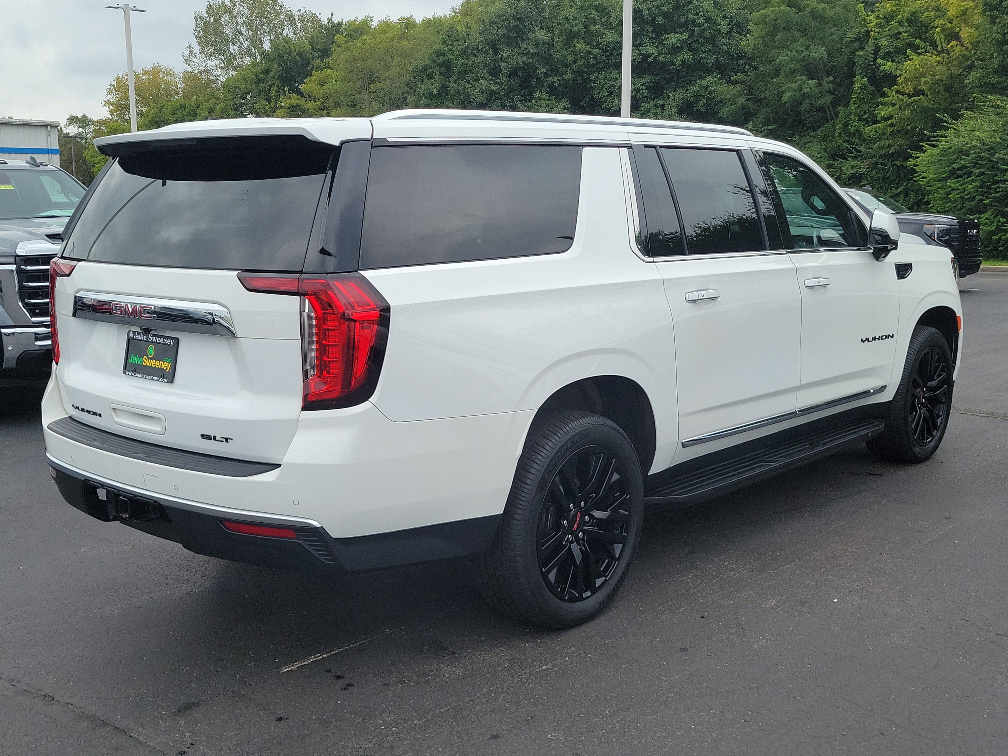 Used 2023 GMC Yukon XL SLT w/ SLT Premium Package AWD/4WD image 4