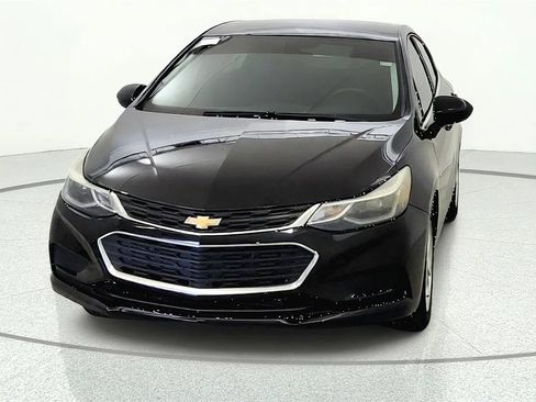 Used 2017 Chevrolet Cruze LT w/ Convenience Package FWD image 2