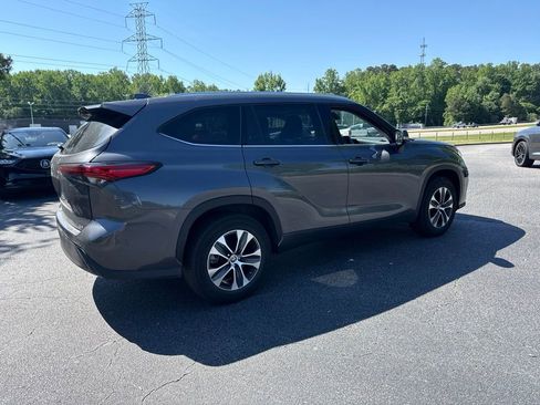 Used 2021 Toyota Highlander XLE FWD image 5