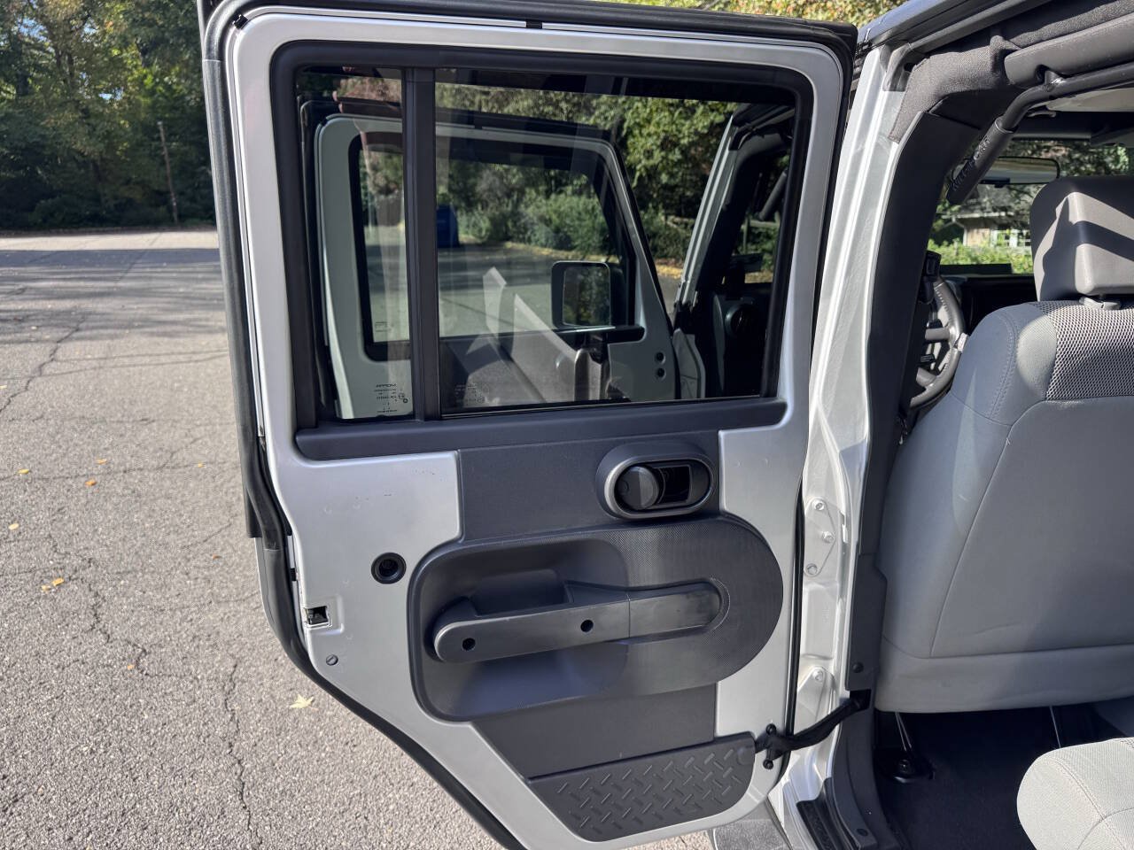 Used 2007 Jeep Wrangler Unlimited Sahara w/ Trailer Tow Group AWD/4WD image 17