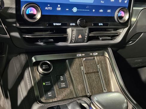 Used 2024 Lexus GX 550 w/ Accessory Package (2T) AWD/4WD image 32