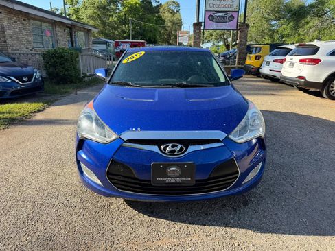 Used 2013 Hyundai Veloster w/ Style Pkg image 2