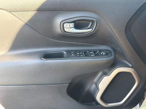 Used 2017 Jeep Renegade Limited FWD image 24