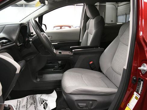 Used 2021 Toyota Sienna LE FWD image 9