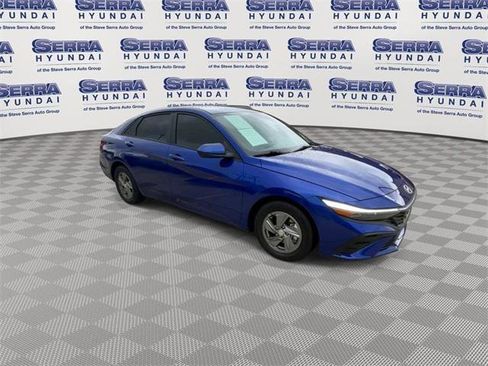 Certified 2025 Hyundai Elantra SE image 2