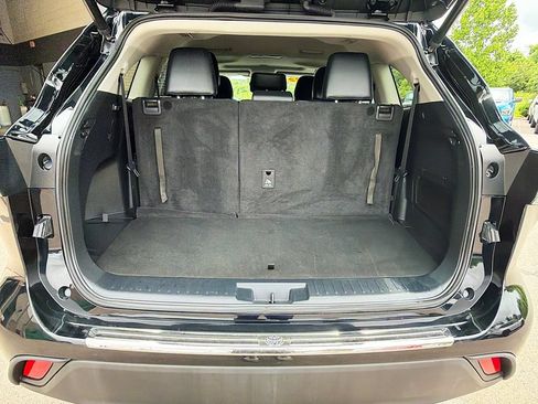 Used 2022 Toyota Highlander XLE AWD/4WD image 13