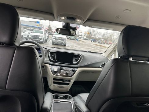 Used 2023 Chrysler Pacifica Touring-L image 24