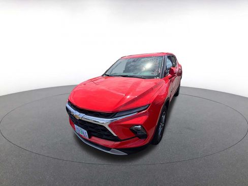 Used 2025 Chevrolet Blazer LT FWD image 3