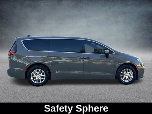 Used 2023 Chrysler Pacifica Touring-L image 5