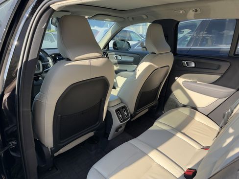 Certified 2023 Volvo XC40 B5 Plus w/ Climate Package image 28