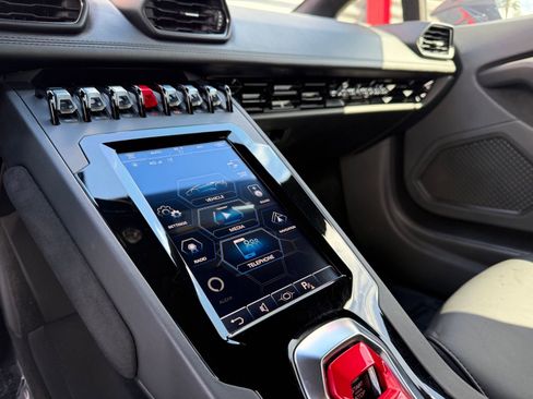 Used 2021 Lamborghini Huracan EVO image 31