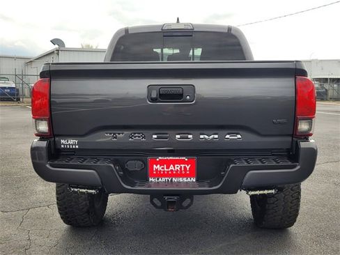 Used 2019 Toyota Tacoma TRD Sport image 4