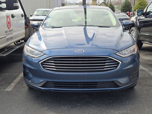 Used 2019 Ford Fusion SE image 2