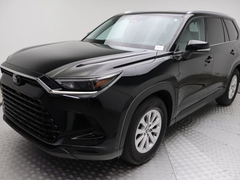 Used 2025 Toyota Grand Highlander FWD image 2