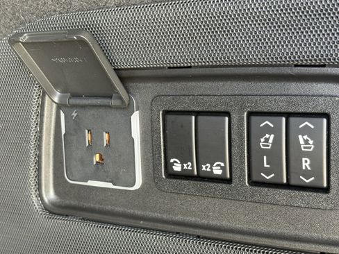 Certified 2022 Cadillac Escalade Premium Luxury image 10