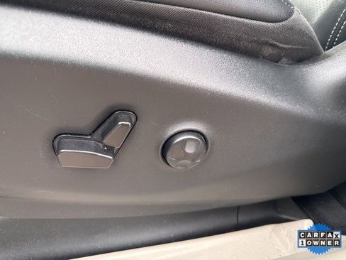 Used 2024 Chrysler Pacifica Touring-L image 11