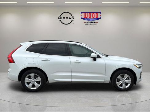 Used 2022 Volvo XC60 B5 Momentum image 2